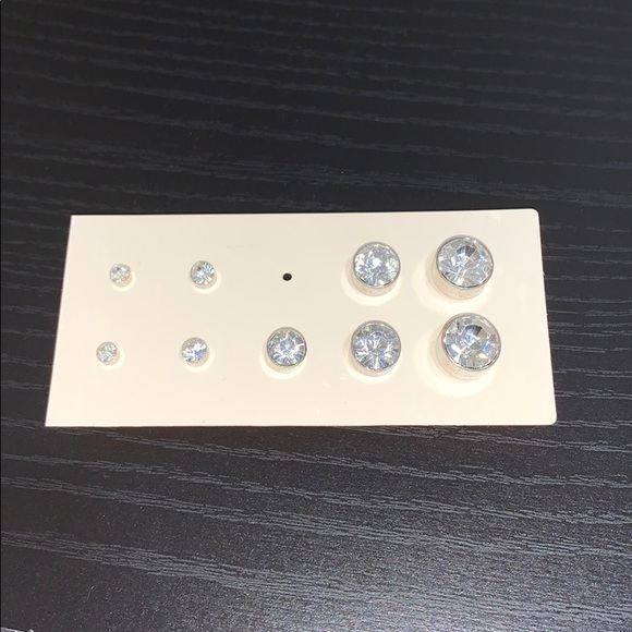 Multiple size clear earring studs - Picture 2 of 3